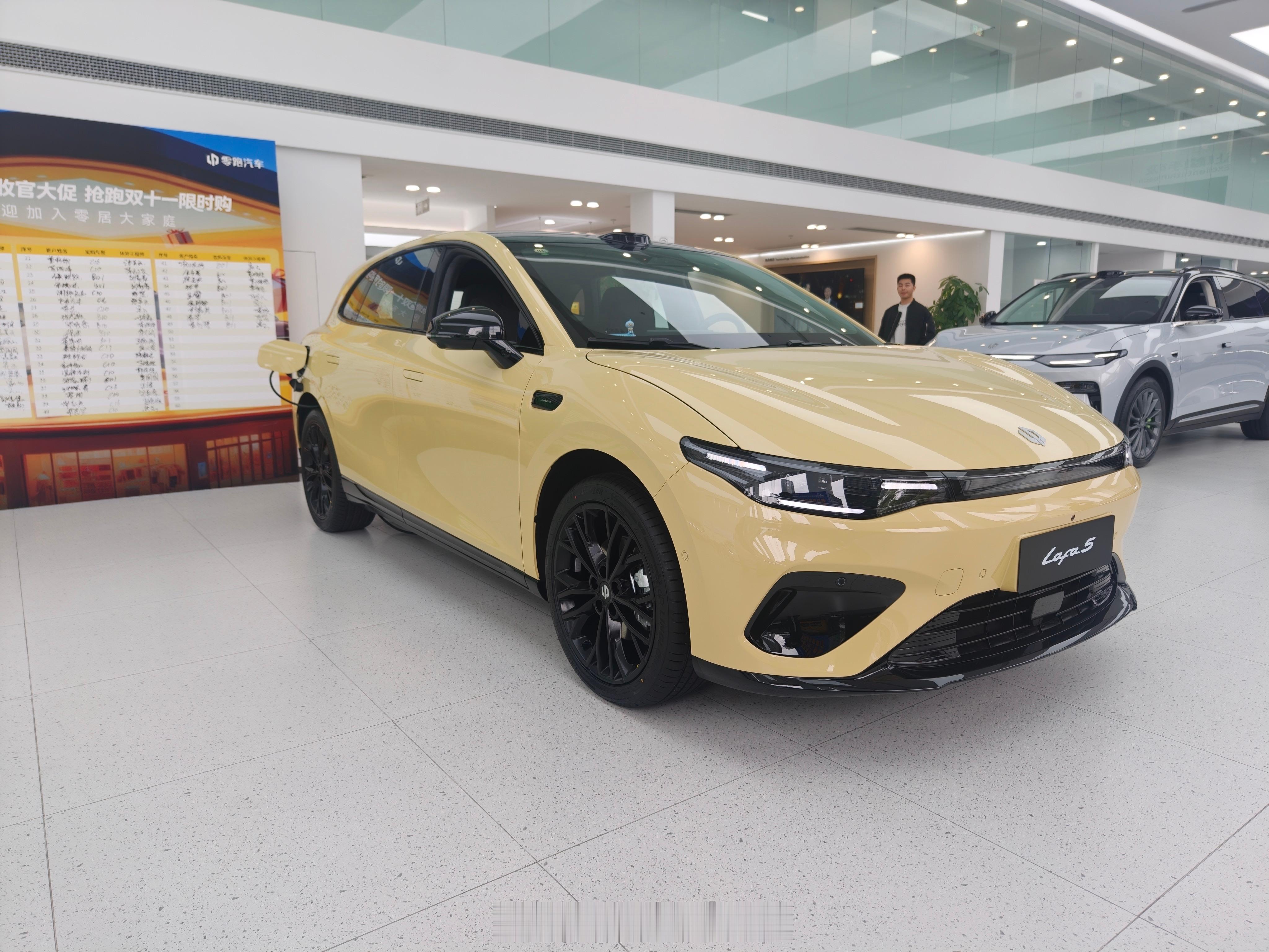 同事去探了探零跑lafa5标准版，评价不错：1、颜值高，有运动感。19英寸大轮毂