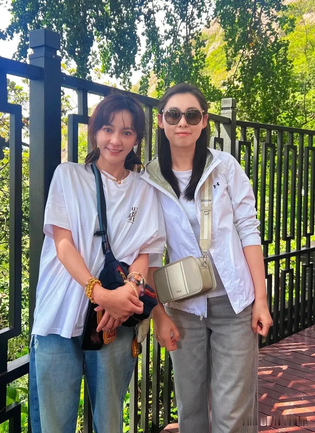 陈意涵，也太接地气了！网友偶遇陈意涵与其拍照，她也很大方与人合影，只是感觉她