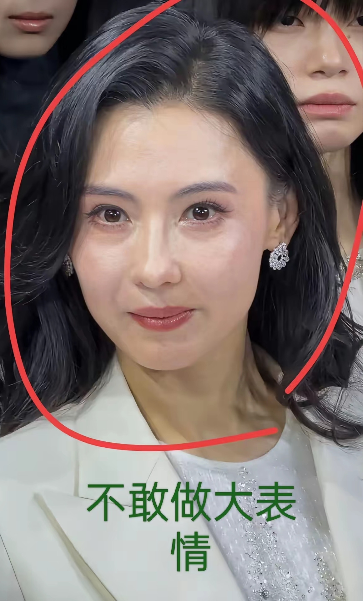 北京时装周秀场，张柏芝与宋佳邻座同框，两人年龄相差一岁，气质状态却差别很大。宋佳状态松弛自在，就算做
