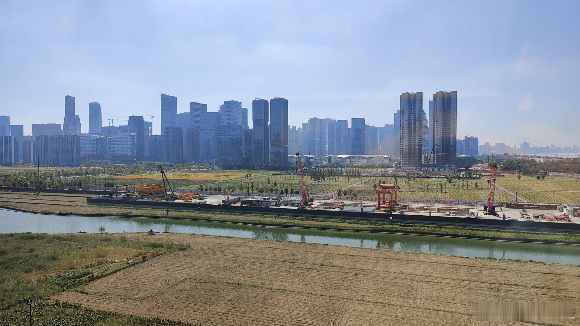 安排送机坐了一辆商务燃油MPV，变速箱顿挫极其严重，每次升档时，至少有三次余震。