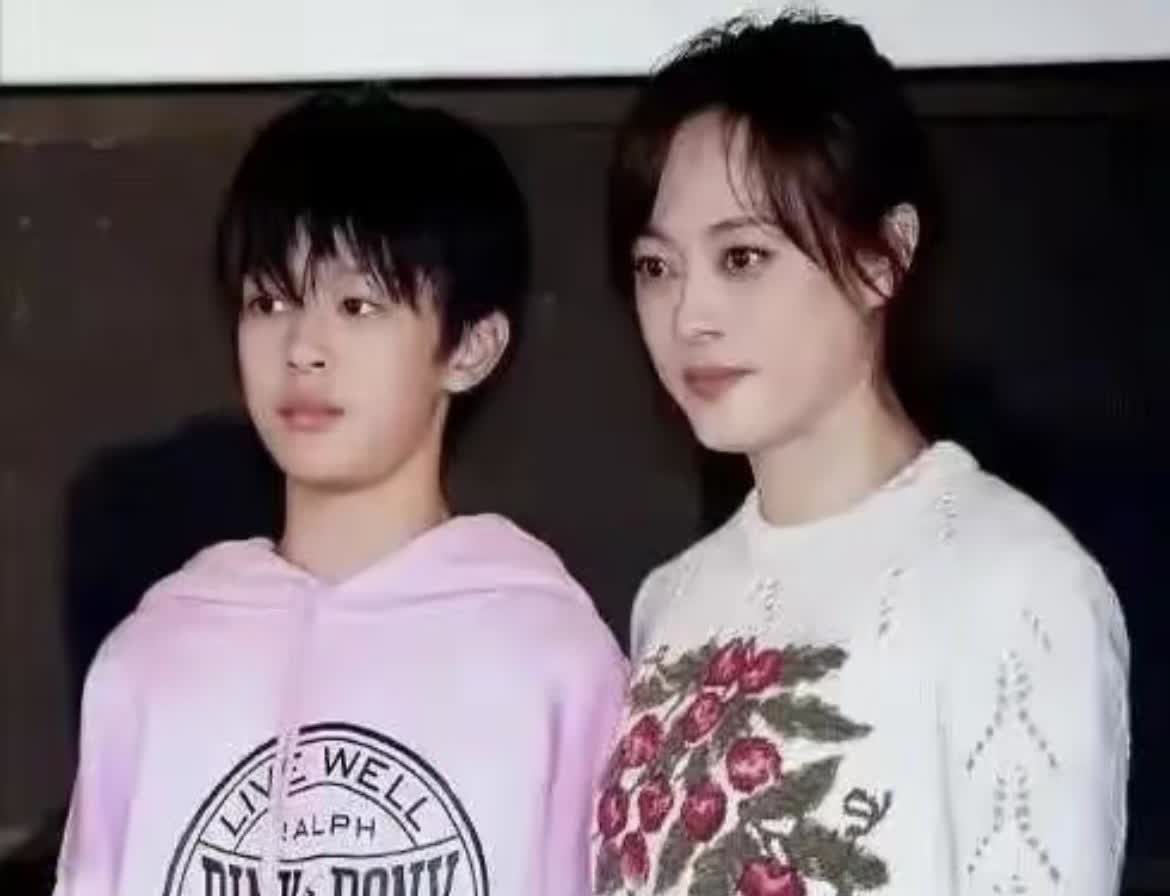 孙俪邓超13岁儿子邓涵之太会长！小名“等等”的他简直是孙俪的复制粘贴，眉眼间透着