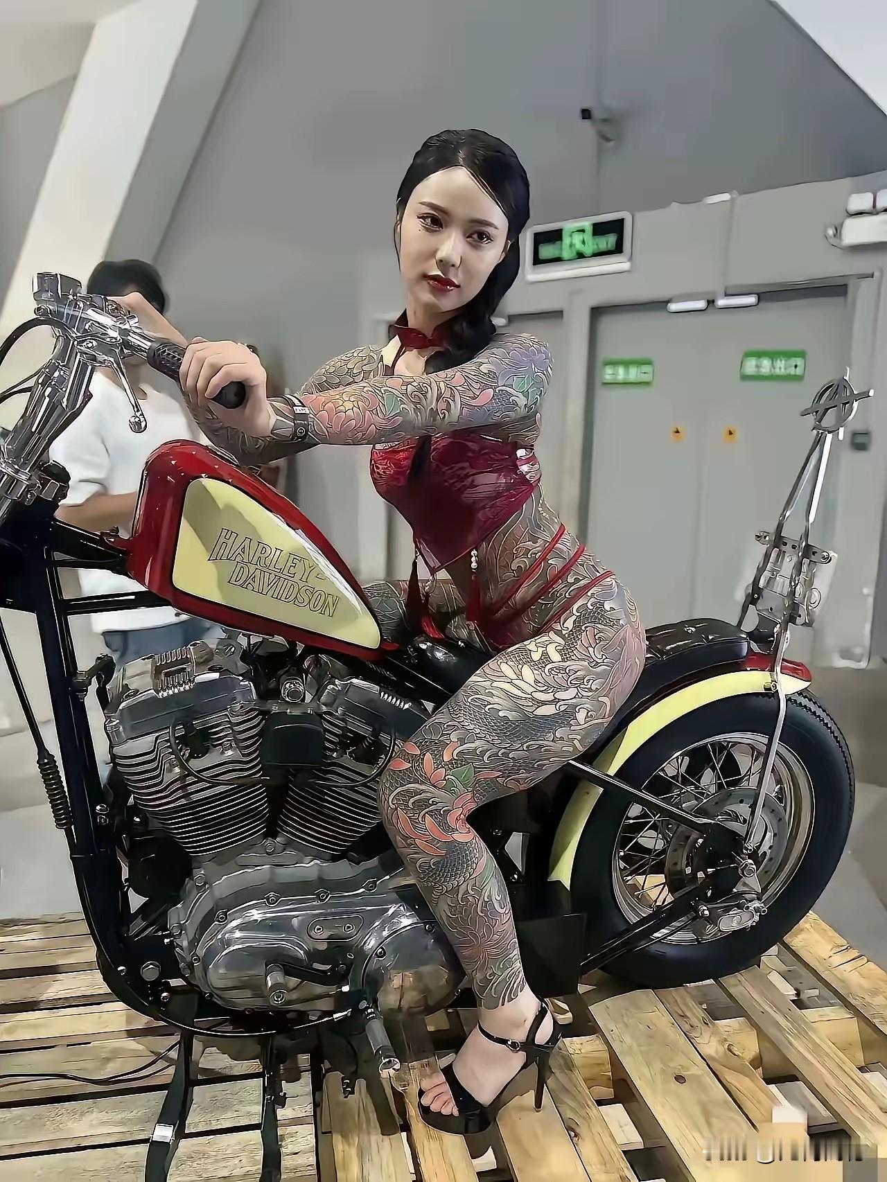 各式各样的纹身，让女孩迷失了方向，在40年前，在我的认知当中，纹身的人是比较少的