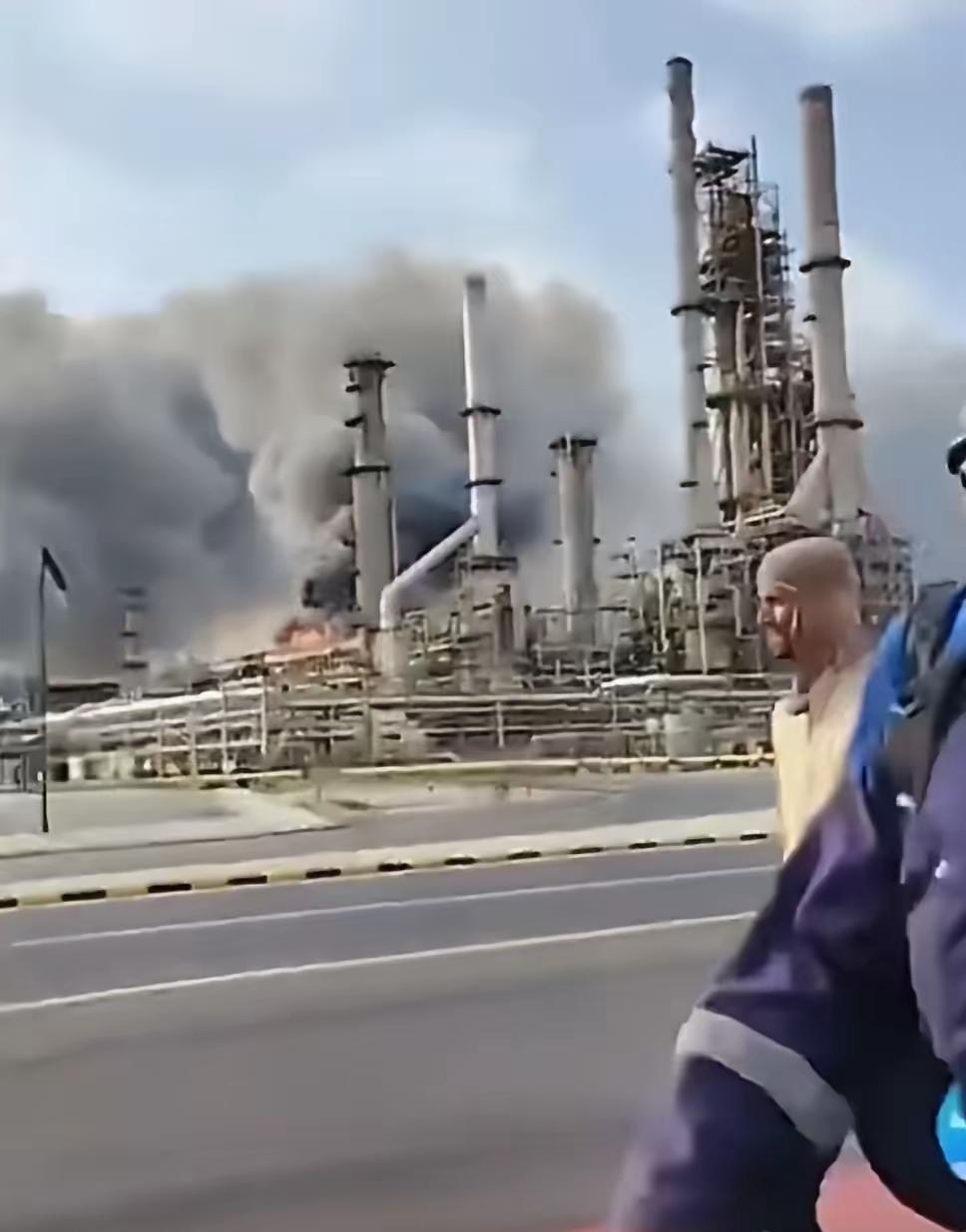 沙特阿美的拉斯塔努拉炼油厂昨天遭到袭击，外界一度认为是伊朗干的。西方媒体几乎是