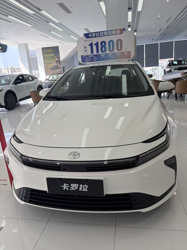 新款卡罗拉双擎基于TNGA架构打造，搭载第五代2.0L智能电混双擎，不用充电，加注92号汽油，油耗经