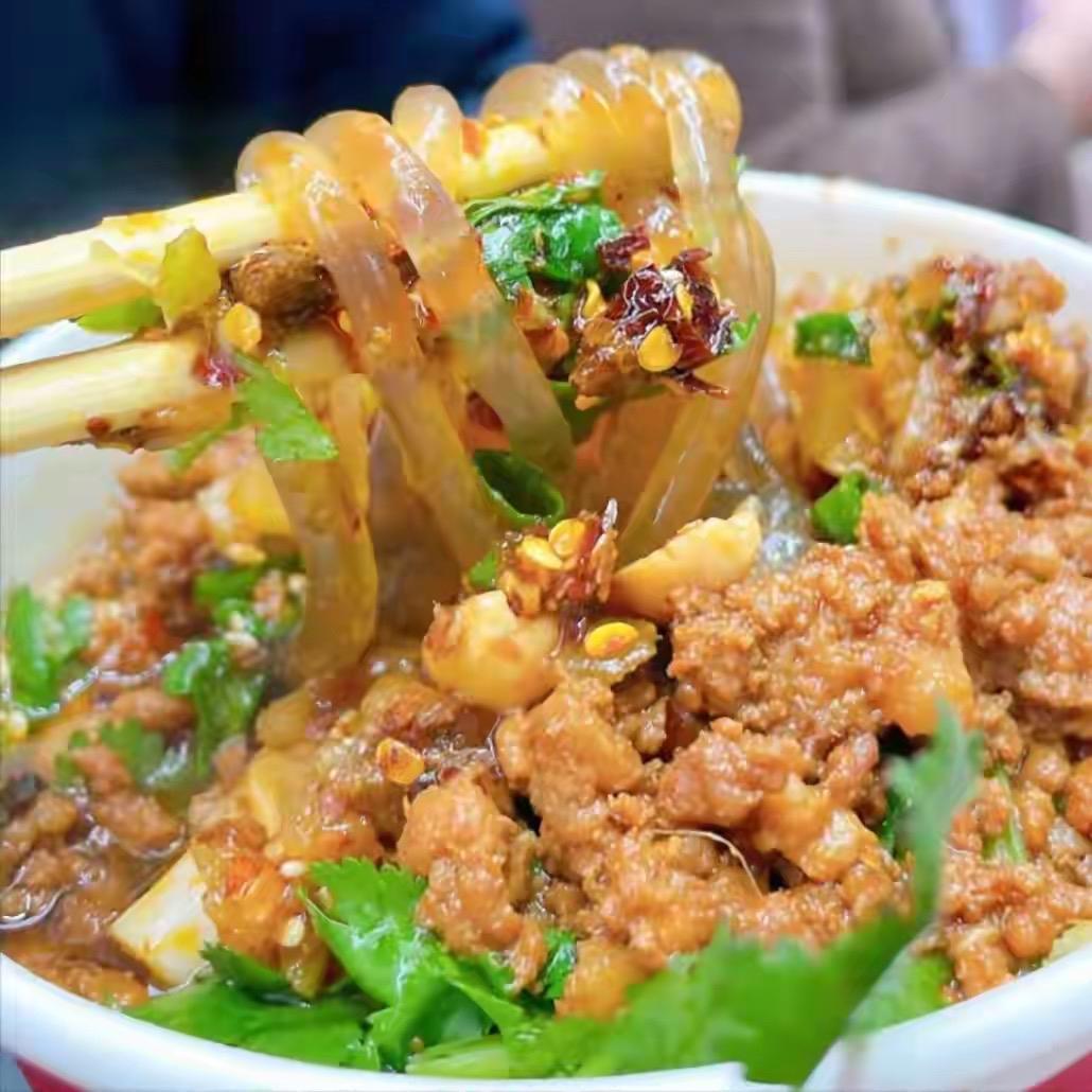 重庆解放碑10家老馆子，本地人吃过3次以上，你知道几个1、静香源火锅2、好