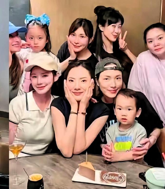 湾湾桃园机场,她在里头坐着,喝了咖啡,吃了东西,准备走了.筱梅和汪宝,