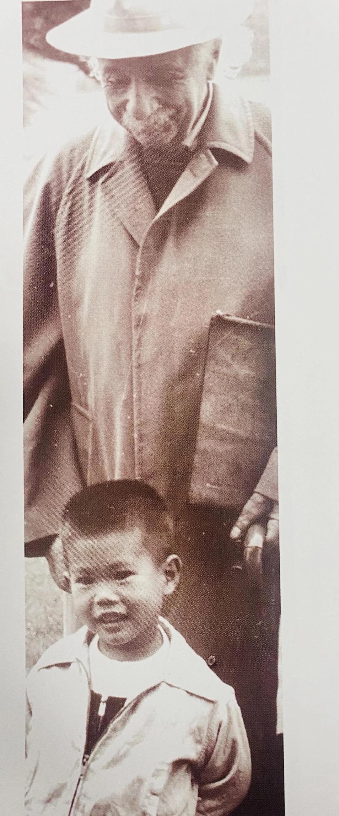 杨振宁大儿子杨光诺与爱因斯坦的一张合照。杨振宁大儿子杨光诺当年与爱因斯坦的一张