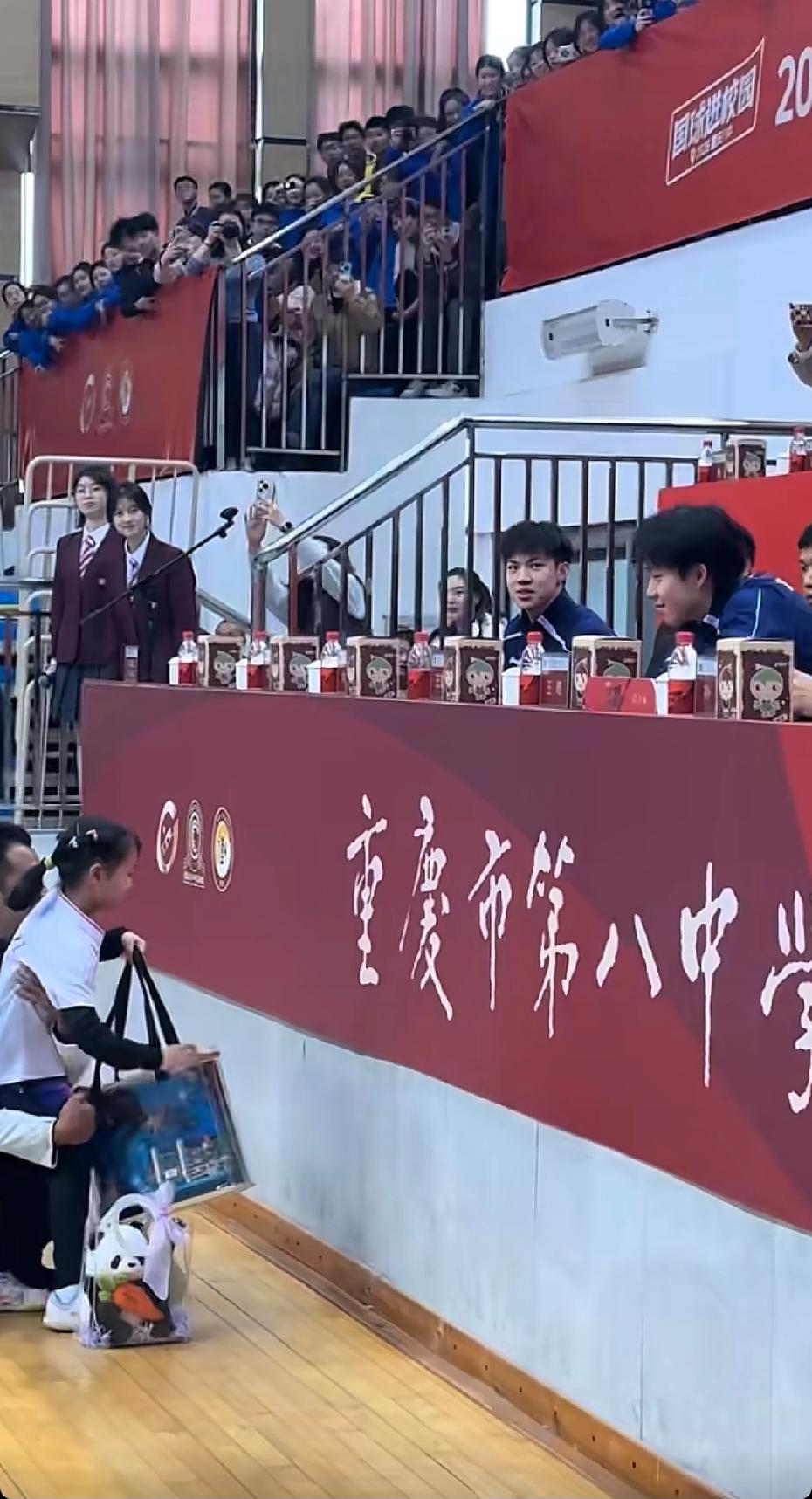 这个女孩子是什么来路？楚钦竟然在三八妇女节这天，收了女子的礼物🎁！昨天楚钦参加