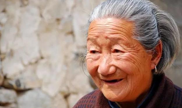 活不过65岁的老人：或许在50岁前，就已经出现了这三种征兆总觉得身体这点小毛