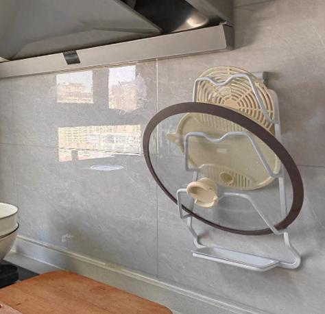 去年搬家，我从柜子深处翻出四个落灰的“收纳神器”，当初直播上头抢的，加起来花了小