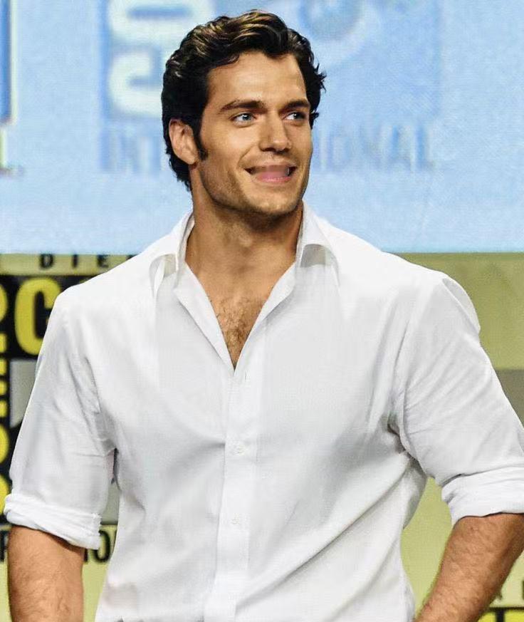 20年前，20岁的亨利·卡维尔差点就穿上了那身阿玛尼西装。导演马丁·坎贝尔亲口