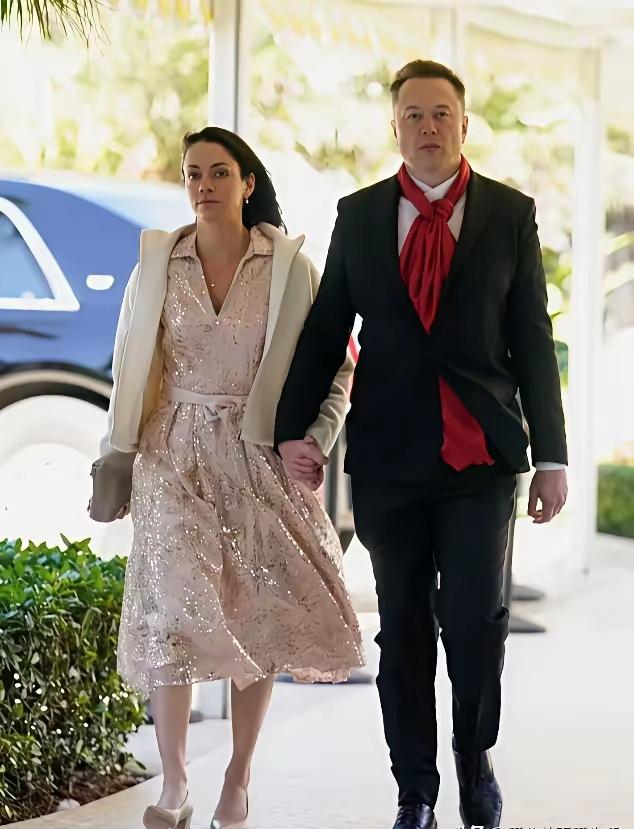 马斯克带新女友亮相婚礼了！这次是真·官宣——牵着大眼妹希文的手全程不撒手，明晃晃