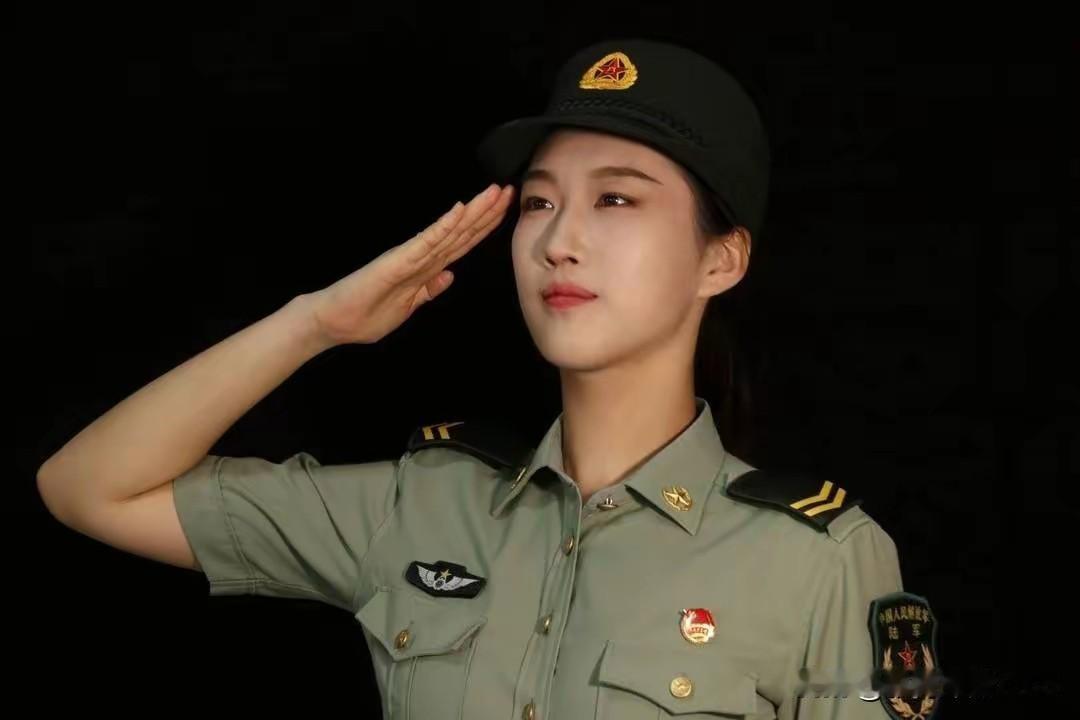 在北京纪念抗战胜利的阅兵式上，一支全是女兵的民兵方队走过天安门。其中一位是四川成