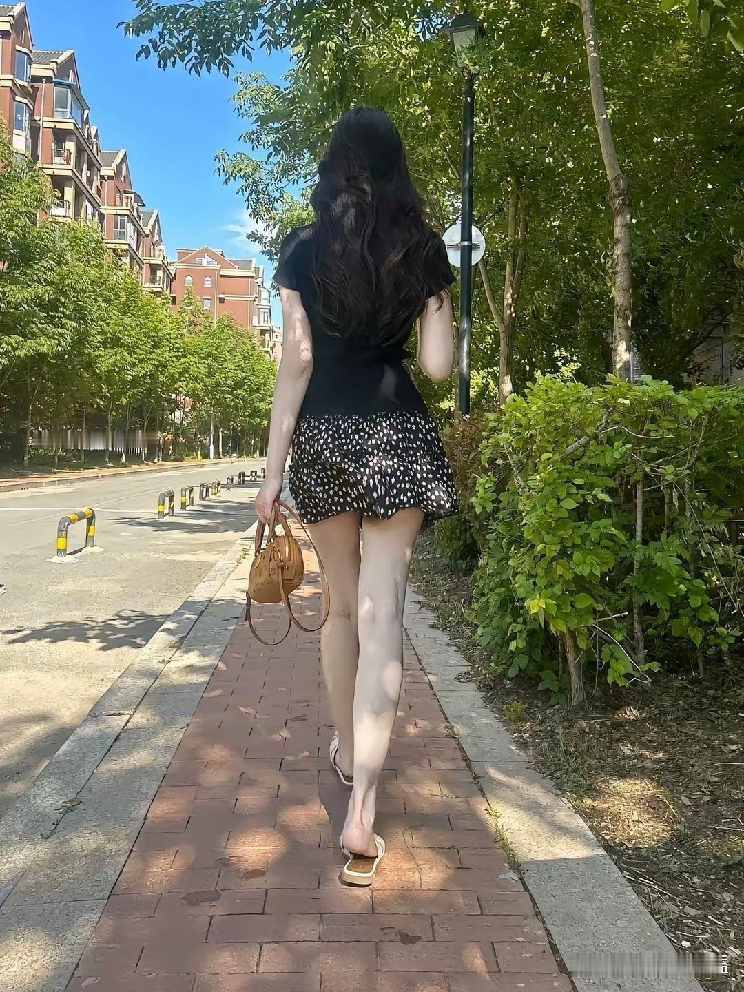 她是怎么做到，小腿肚上没有肌肉的？
