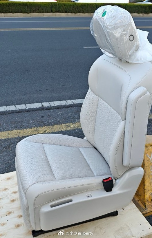 理想明年改款新车的二排座椅实拍这都有了各位仅供参考，最后还是要以官宣为主目前看配