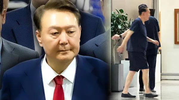 约一个月前，尹锡悦被媒体捕捉到穿着短裤在住宅附近的商业街上“遛弯”。才“进去
