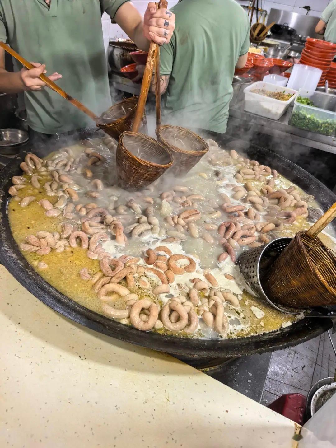 四川吃饭指南成都华阳厚道饭店：开店超过20年，客单价45元。最大特点是柏合豆腐