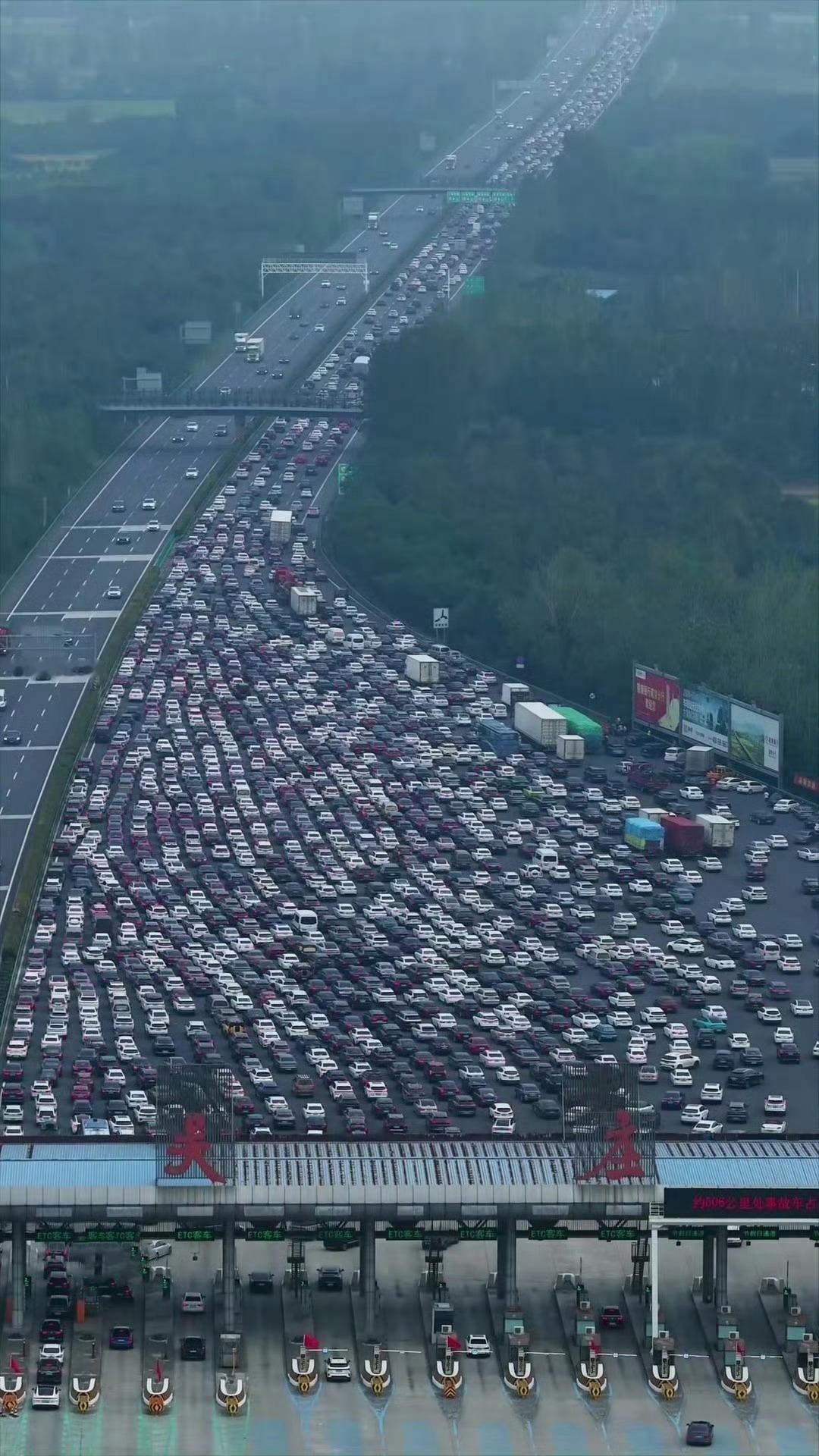 长假最后一天，吴庄高速入口：​​​
