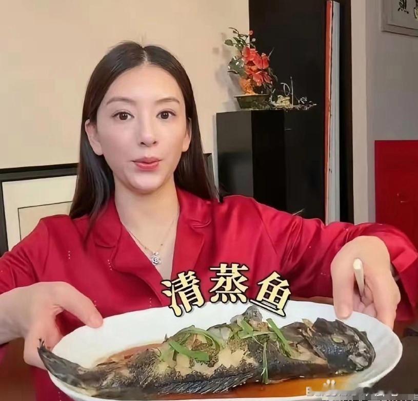 方媛又回老家了，她向大家展示爸爸亲自给她下厨做的清蒸鱼鸡肉，西红柿炒鸡蛋，炖豆腐