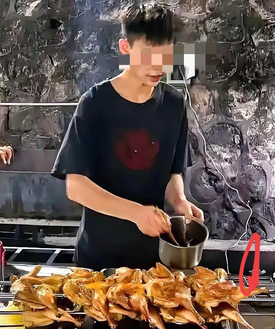 一夜之间，一个烤鸡摊就这么没了。那个卖烤鸡的小伙子，也跟着一起“社会性死亡”了