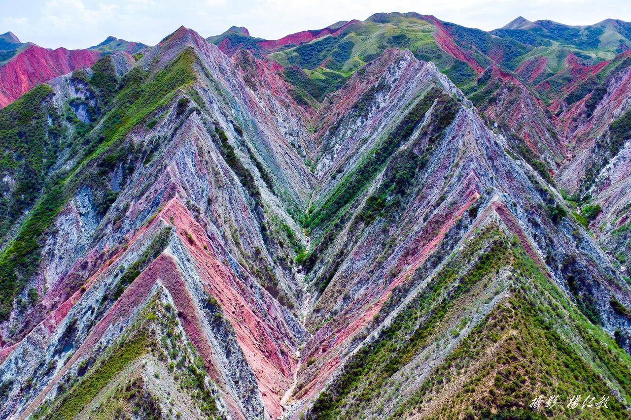 台湾摄影师杨教仁拍摄的天山，真是刷新我的新疆的印象新疆101国道天山北麓，好
