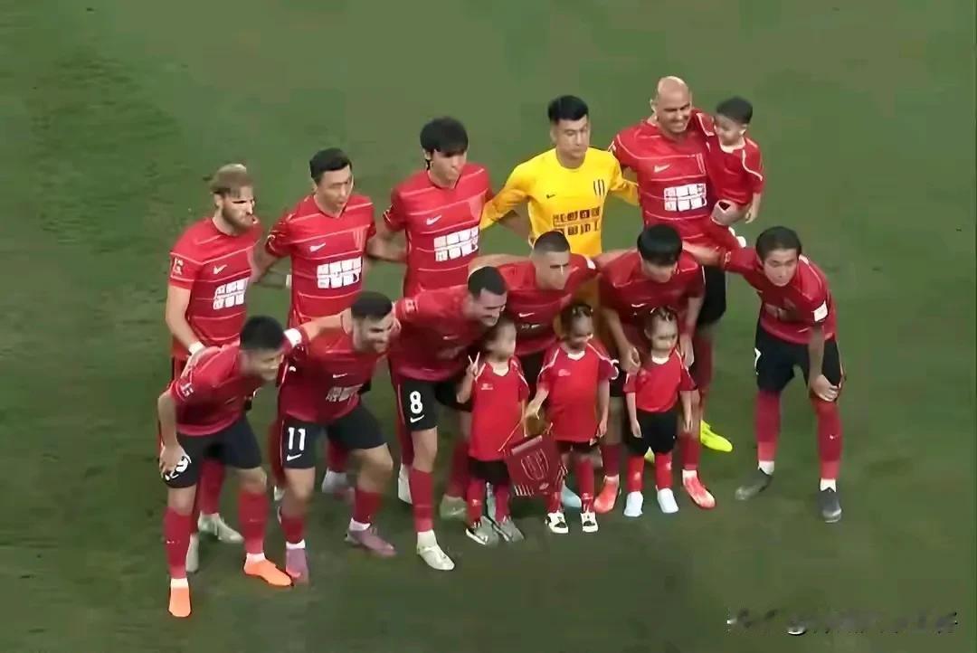 足协杯半决赛先赛一场，成都蓉城VS河南俱乐部酒祖杜康。经过残酷的点球大战，中原球