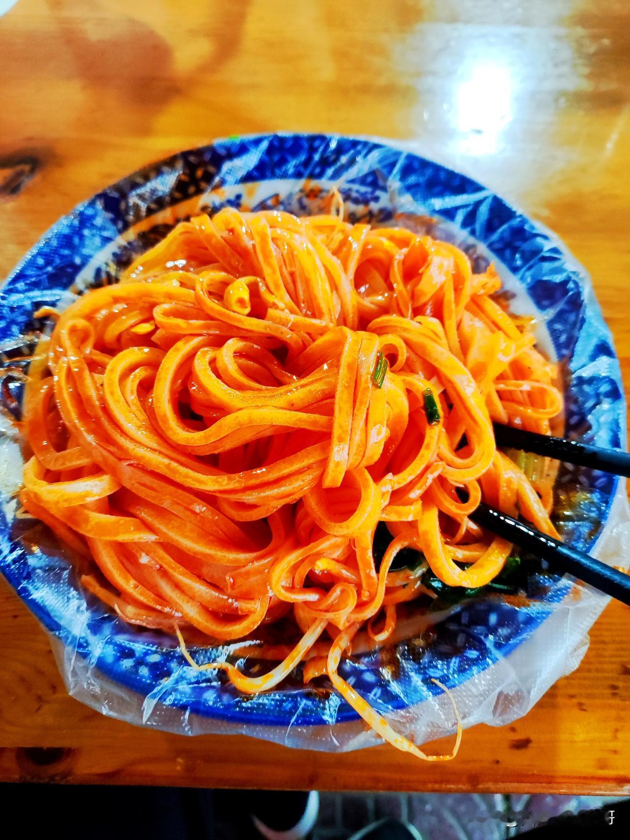 你来户县秦镇品尝米面凉皮，通常会选择在哪家呢？我一般会走进街道里，去吃席家皮子。