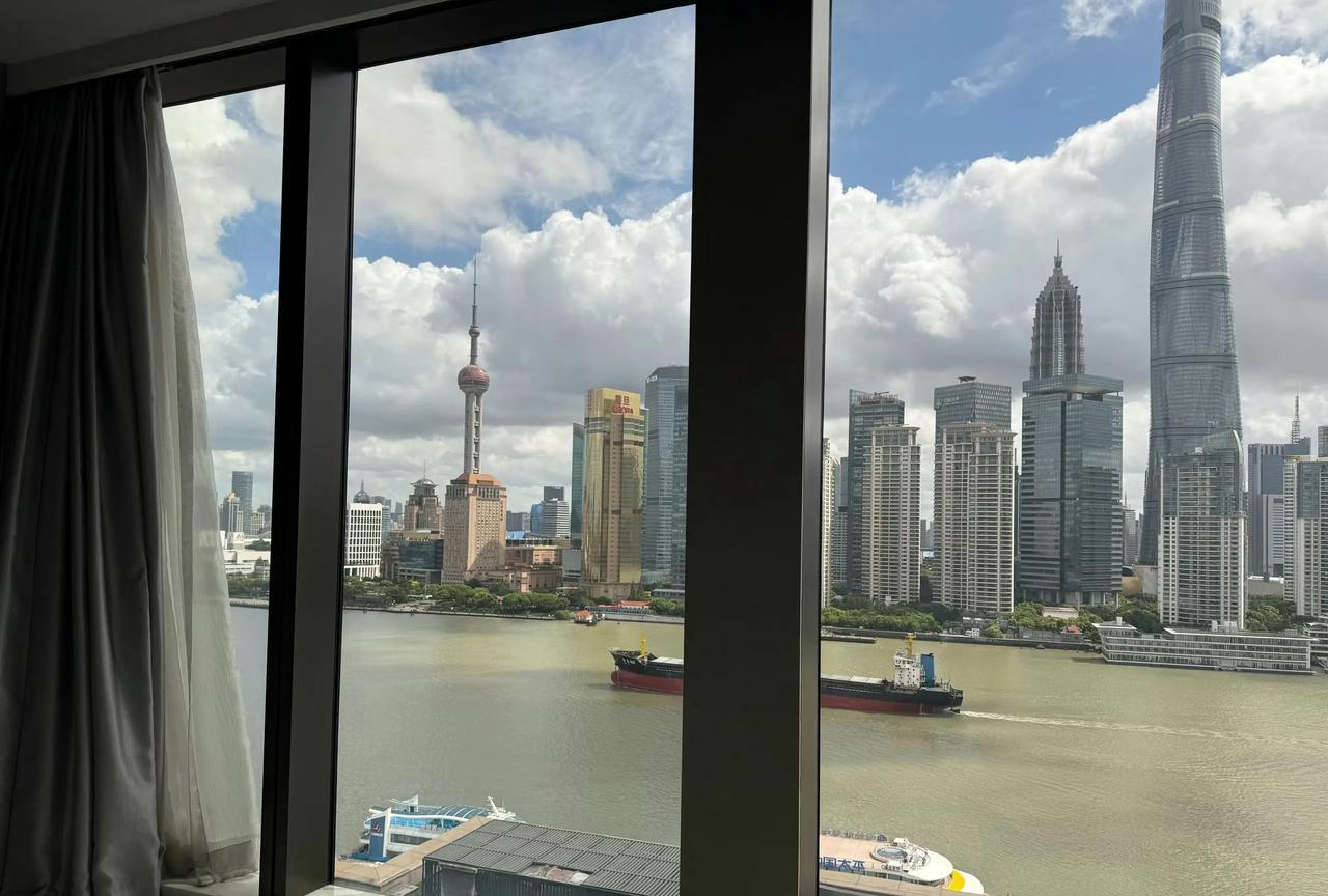 今天来到上海滩金融大亨在外滩住的酒店，真是太豪华了，据他所说在这住一晚房费要30