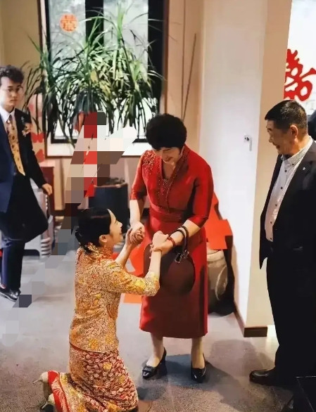 陕西，一婚礼现场，26岁的新娘，要给父母行跪拜礼时，谁料，他突然拨开人群，只见他