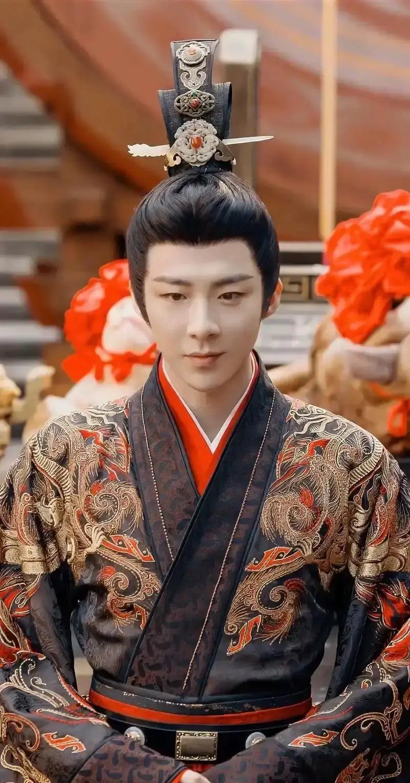 别再叫他“流量艺人”了。《折腰》制片人亲口承认：选他，是因为他“不像”。他