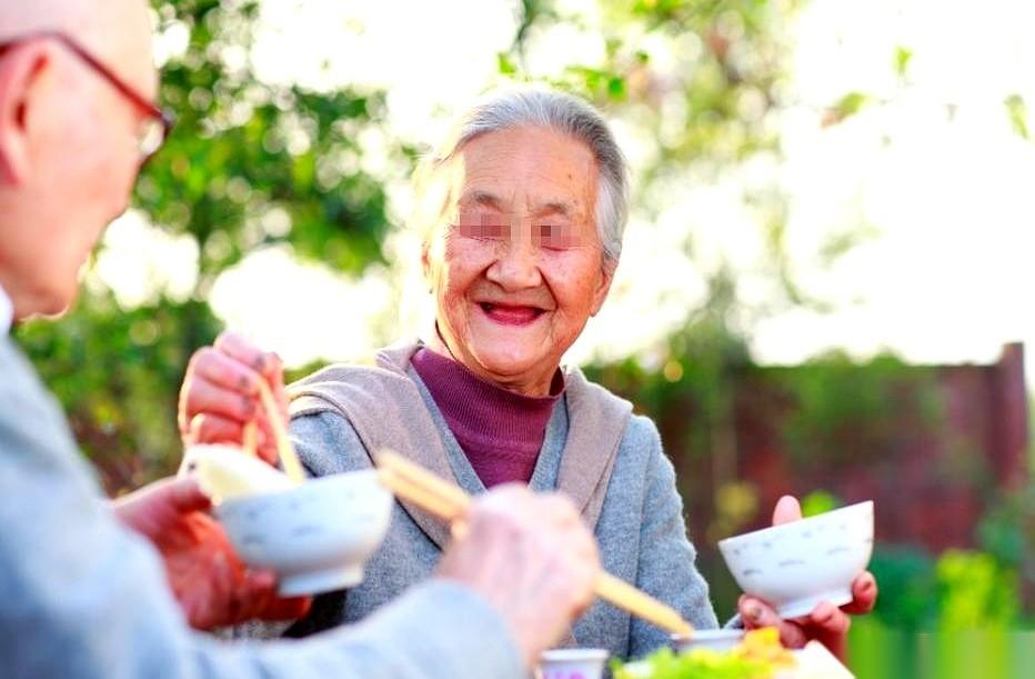 都说生命在于运动。结果一个107岁的老太太，直接把所有健身博主的脸都打肿了。