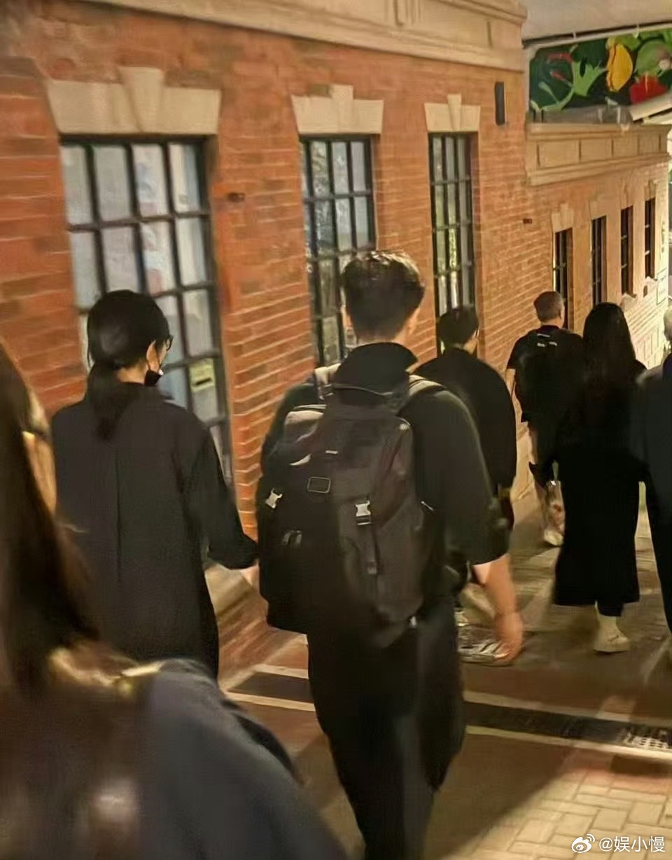 香港深情大叔与东北虎妞的反差恋爱中环共享一支冰淇淋的浪漫！太戳心了，扣纽扣抢凉品