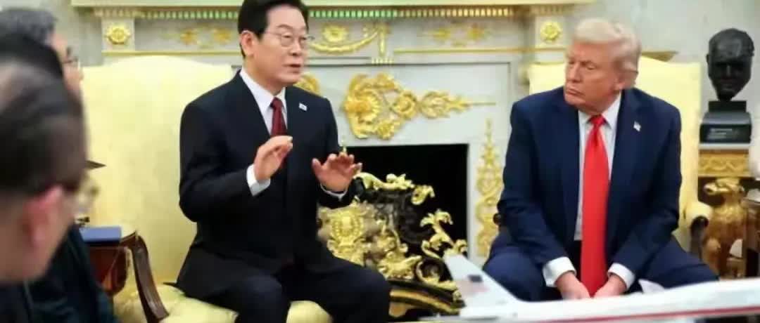 李总统不远万里去汇报工作，这坐姿、这表情就像一个小学生，而特大爷就是一个严厉的班