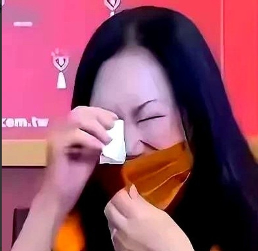 真是没想到一个端午，汪徐两家又上演了一出暗斗。汪小菲开着敞篷跑车带闺女去海边