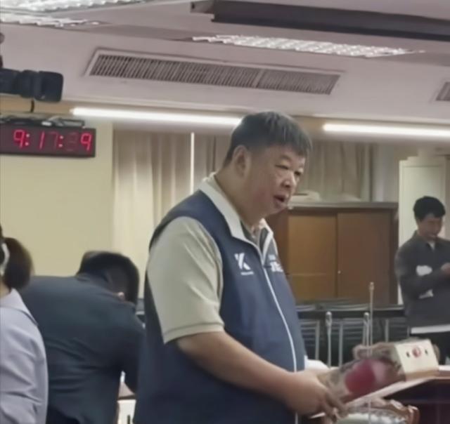 国民党一“立委”曾警告两派：你们再吵，我就退党。5号，国民党内部在“立院”讨