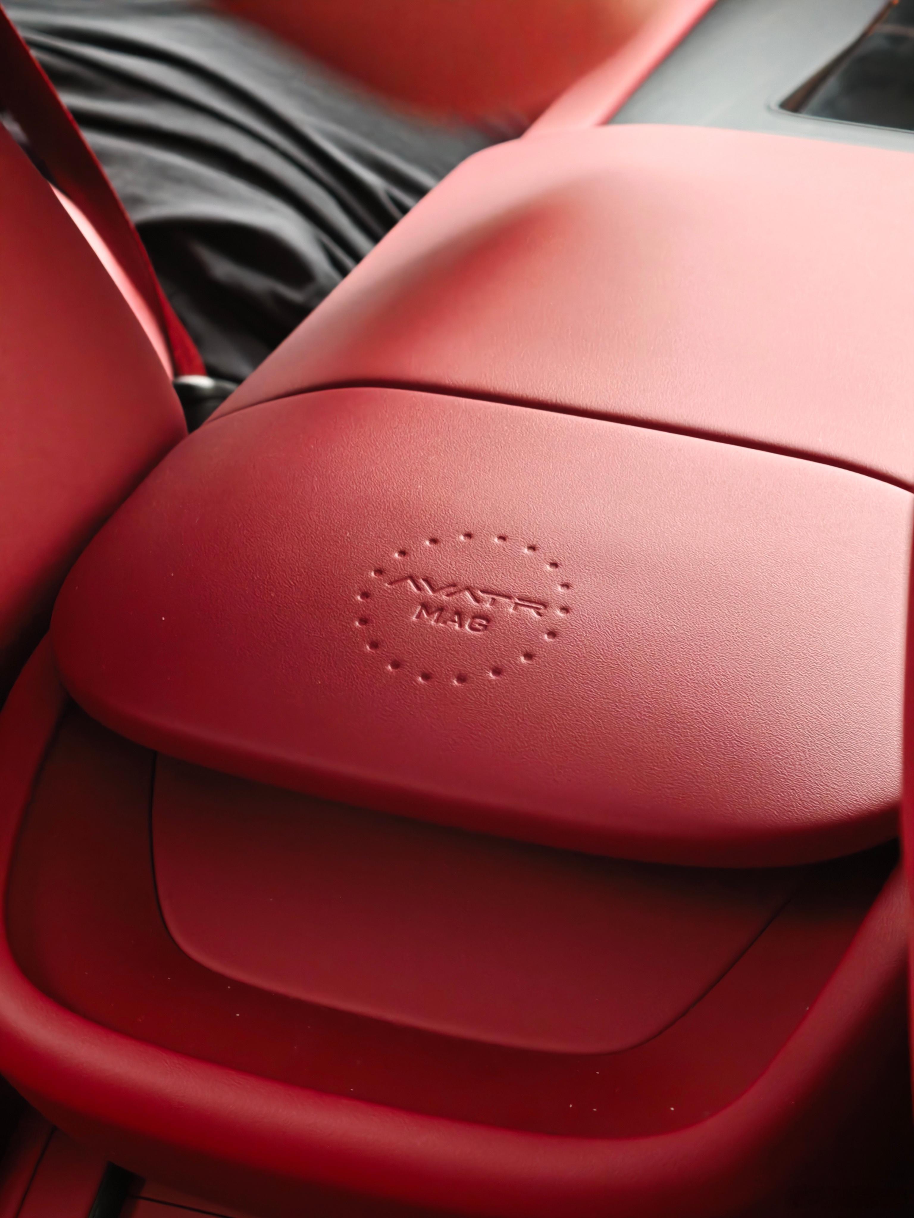 昨天在等待06T回来的时候，看到门口最新款的12试驾车无人问津。销售说这是个双电