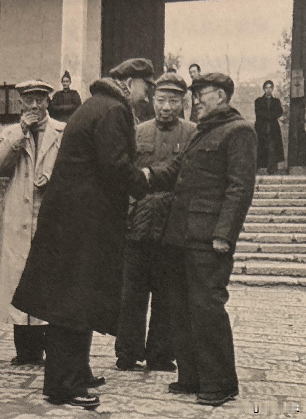 1952年1月，刘少奇在长沙看望湖南大学校长李达。李达是参加党的一大的老人，于1