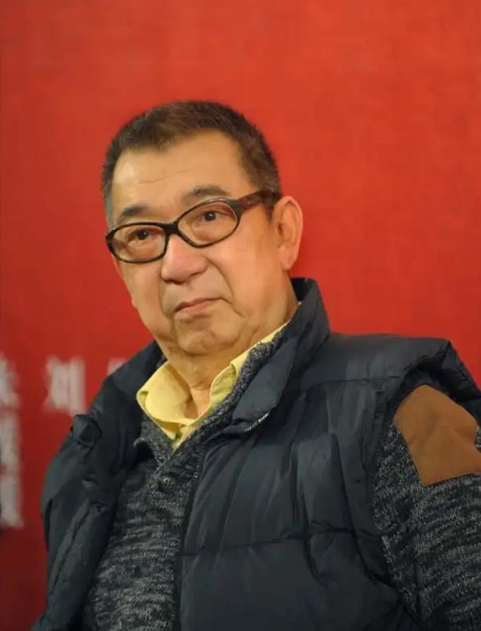 郭宝昌说养父比养母大四十二岁，又老又丑，坏事做绝。养母年轻貌美，她却深爱着养父。