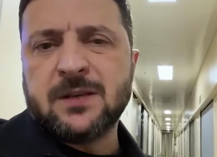 泽连斯基肯定也在痛苦的回忆，三年多前和美国总统拜登的会面场景，历历在目；再看三年