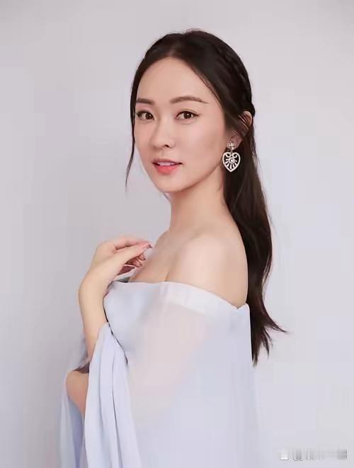 霍思燕在乐视体育估值215亿时，跟投了上亿元。一个演员。别人还在片场熬大夜，