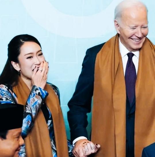 牵手姿势的特朗普和几乎同样姿势的拜登，表现出了明显不一样的表情！两人内心的心情