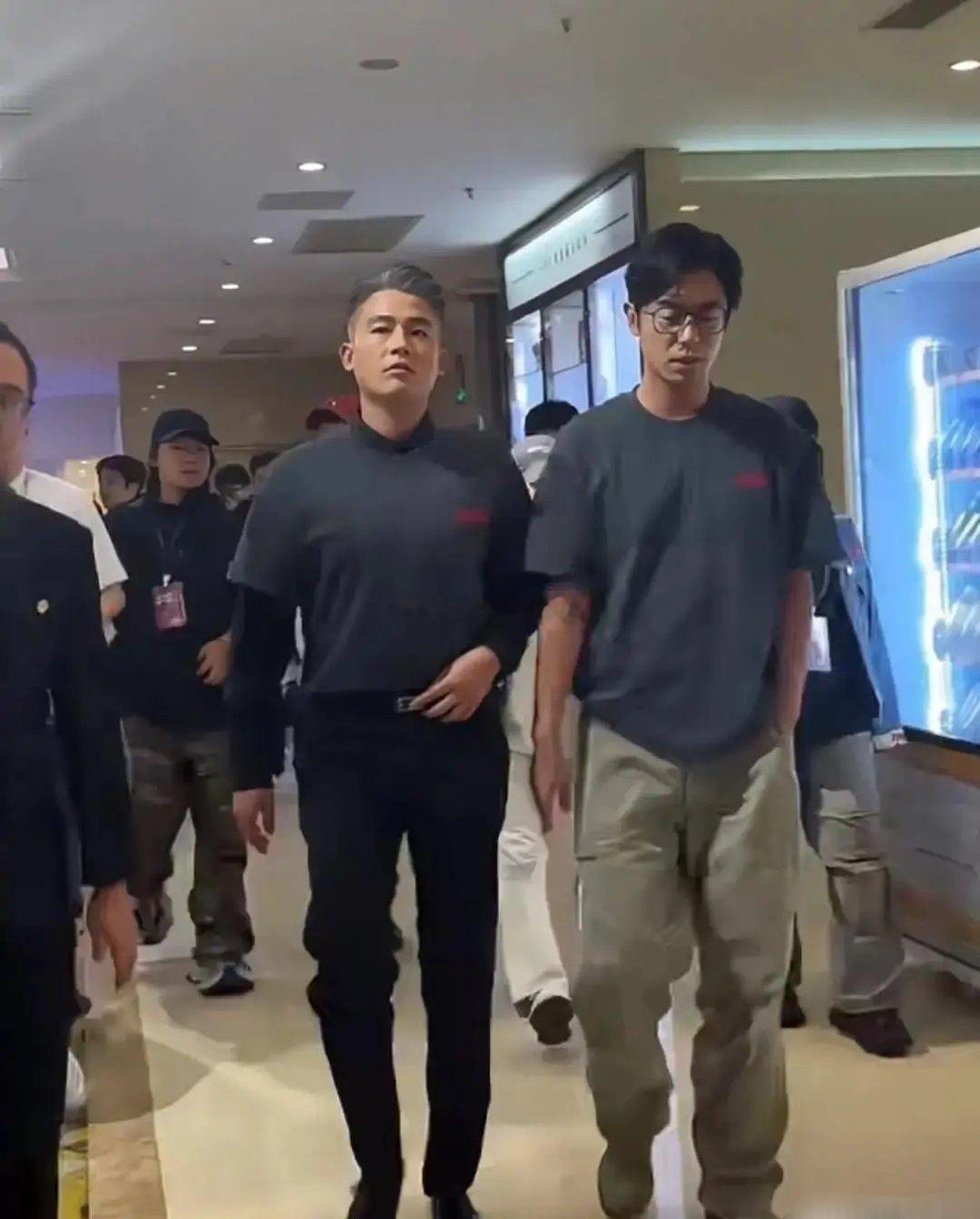 欧豪这‌是‏咋回事‎？跟朱亚文站‎一块‎⁠儿﻿‍，反而⁠显得比﻿朱亚文还‏老成﻿