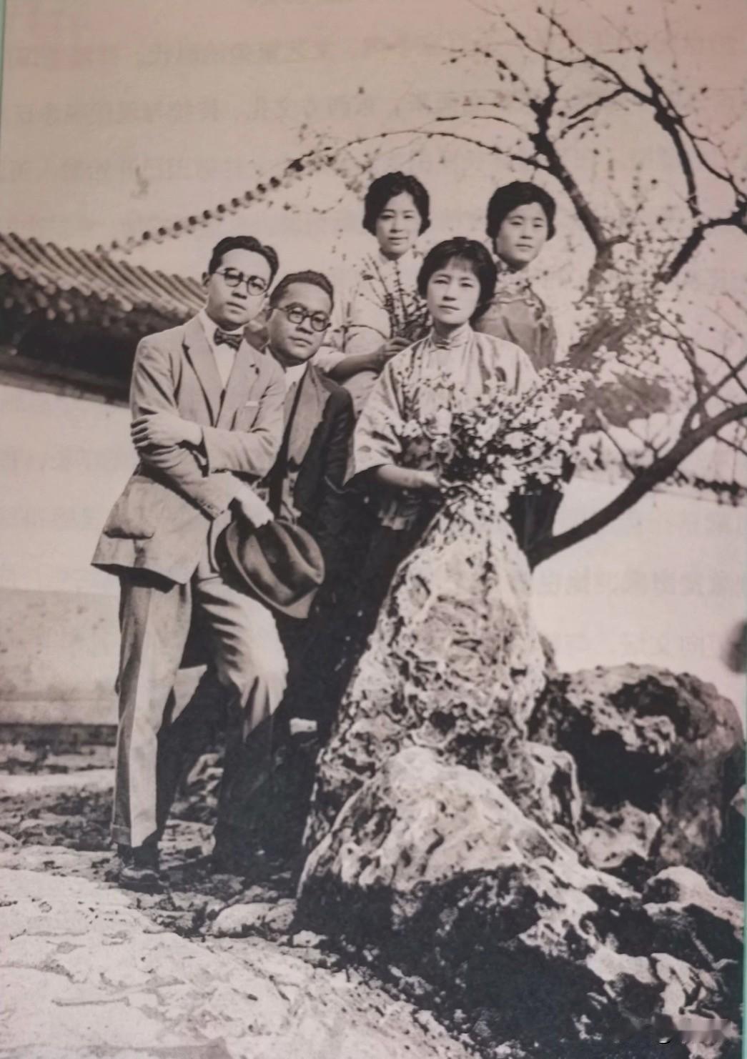 这张照片拍摄于1920年代中期，地点是北京西单石虎胡同七号的新月社院内，是一张极
