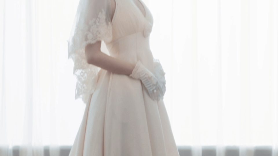 王楚然新剧穿婚纱和前任吵架原定陪伴试纱的未婚夫缺席，前任意外现身，洁白婚纱衬出