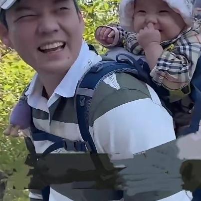 宝爸背娃爬长城，一幕瞬间暖哭全网近日，一位宝爸背着小宝宝在北京爬长城，累到