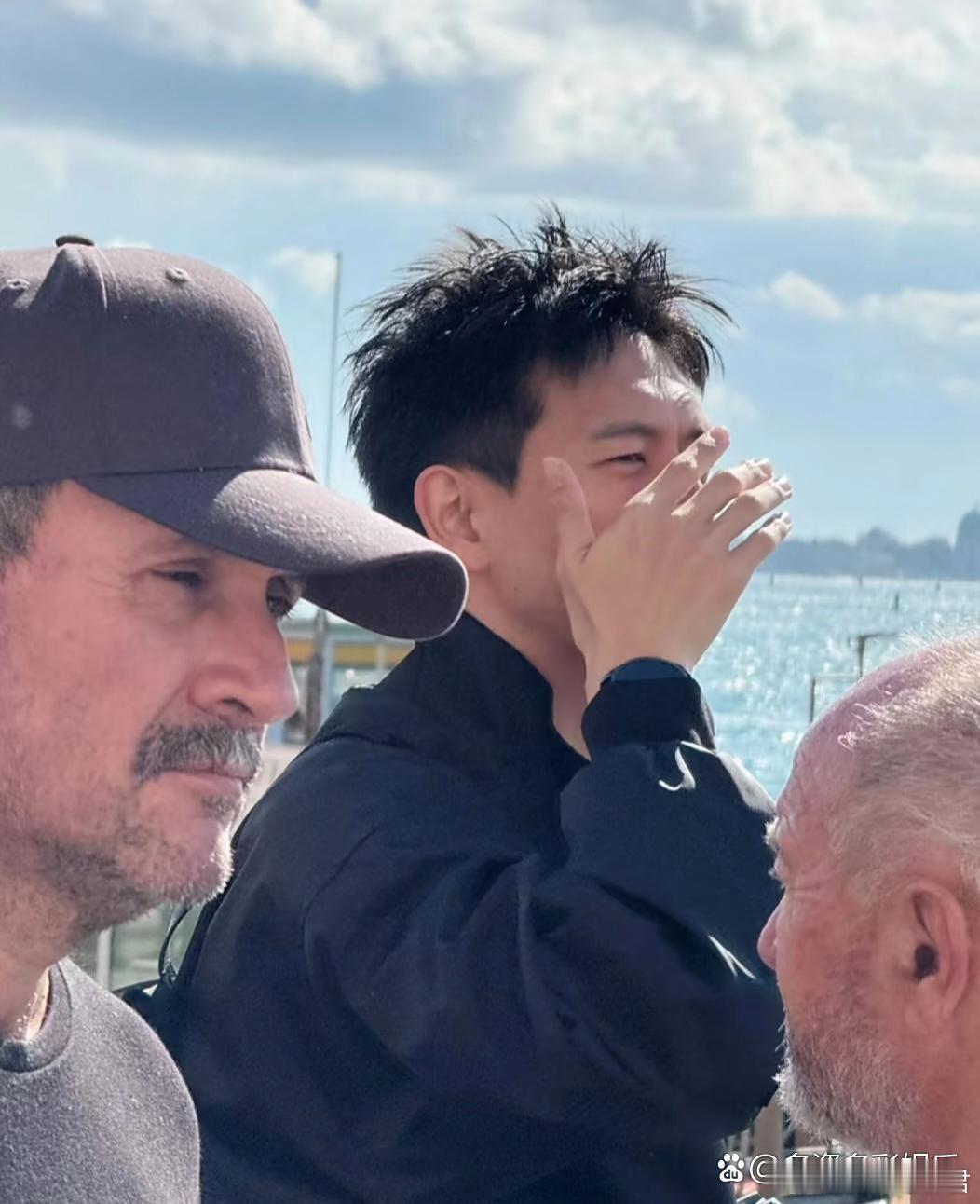 李现好可爱，发现有人偷拍自己，还害羞地捂脸！​​​