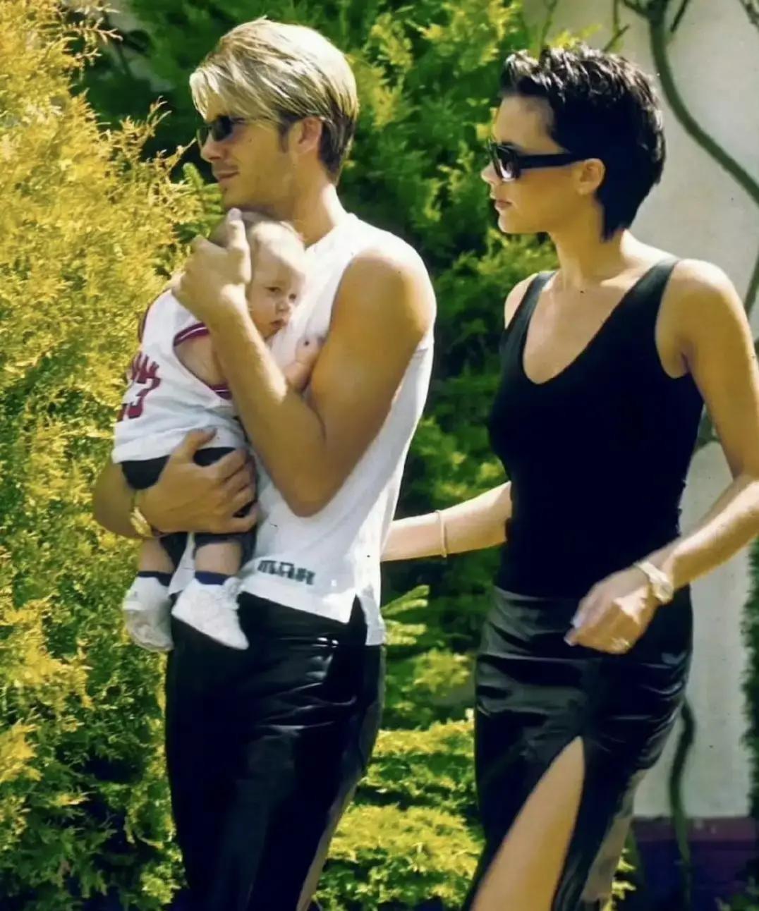 贝克汉姆50岁生日那天，全家在伦敦豪宅切蛋糕，唯独大儿子布鲁克林没露面。媒体接