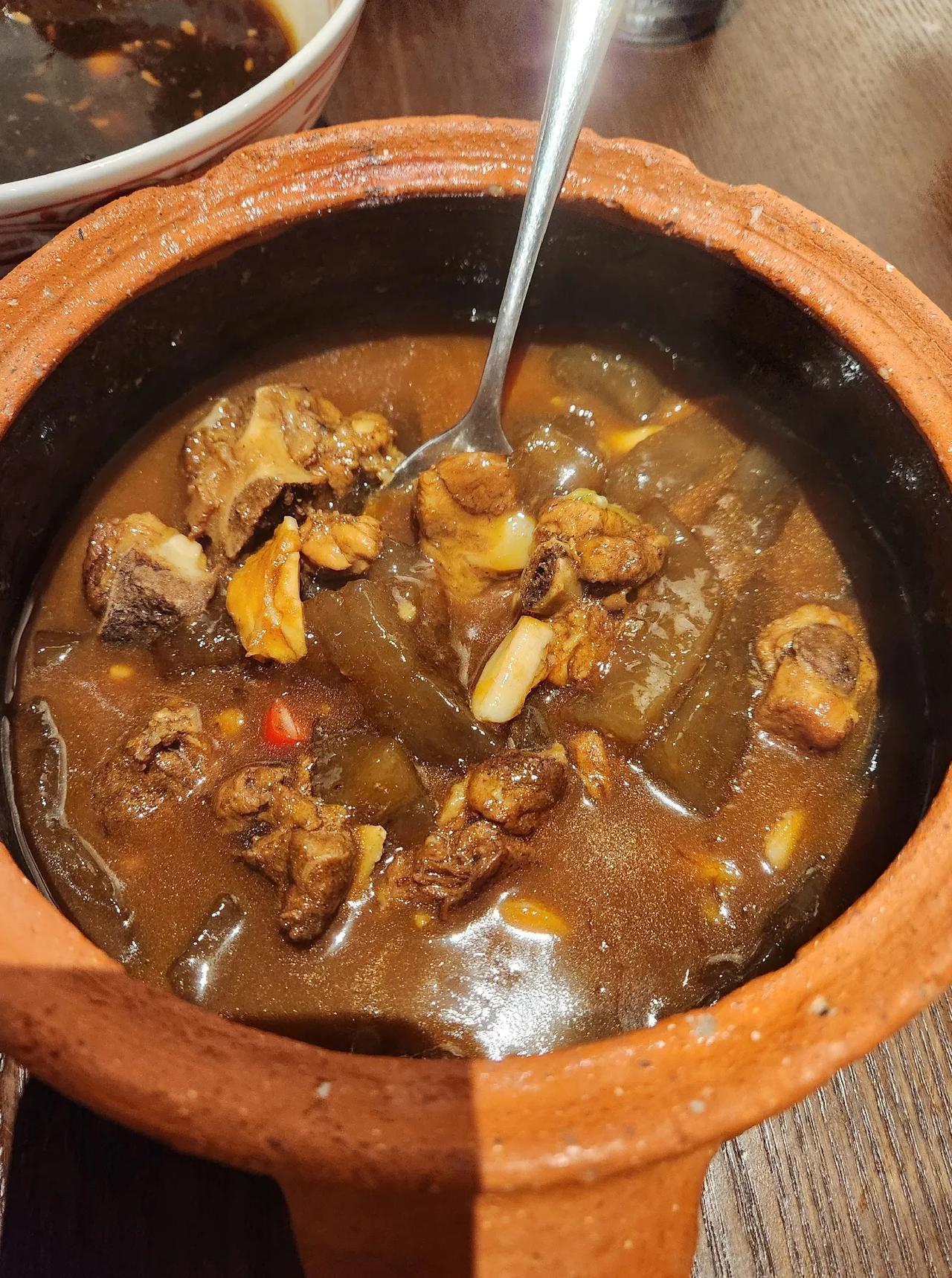 我发小是个厨师，但他妈就喜欢吃我烧的饭。我们很有缘，从小就住的近，现在干脆住隔