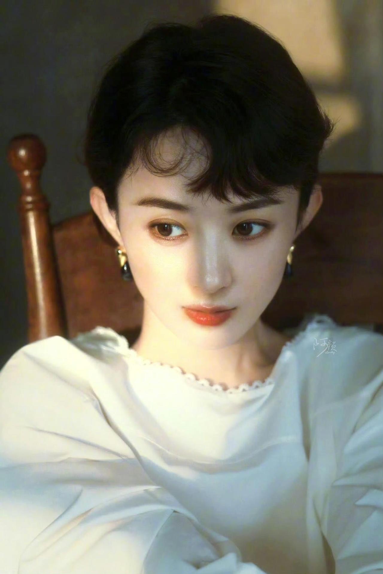 赵丽颖，真的是太牛了不是因为她主演的《小城大事》获得高口碑也不是因为她主演的