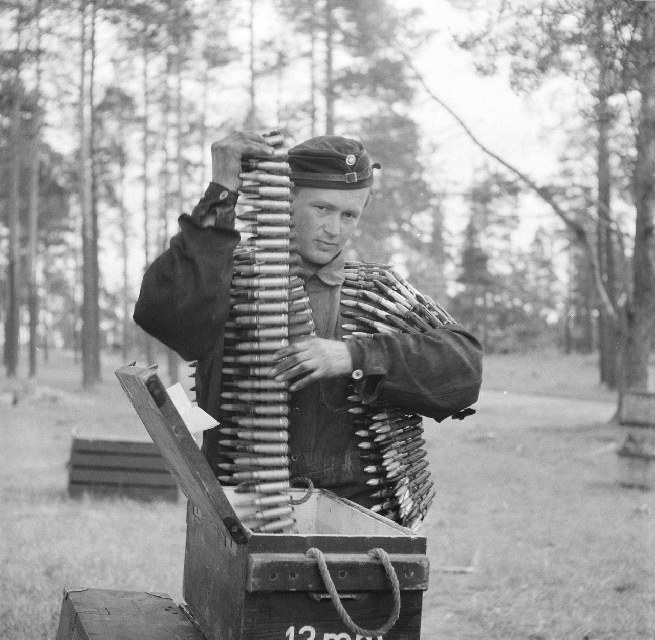 1944年6月30日，芬兰东南部，拉彭兰塔。一名芬兰军械士正在整理一整